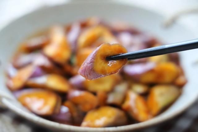 自从学会茄子这个做法，茄子再也不要过油了，一碗酱汁又香又下饭