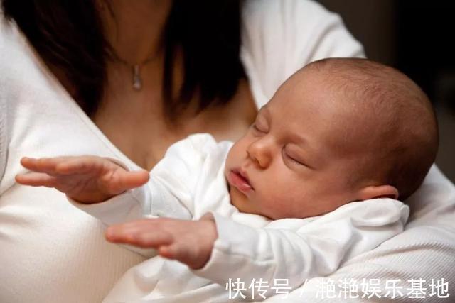 宝宝|为什么新生儿抱着睡得香,放下就醒呢?这三大原因,宝妈要知晓
