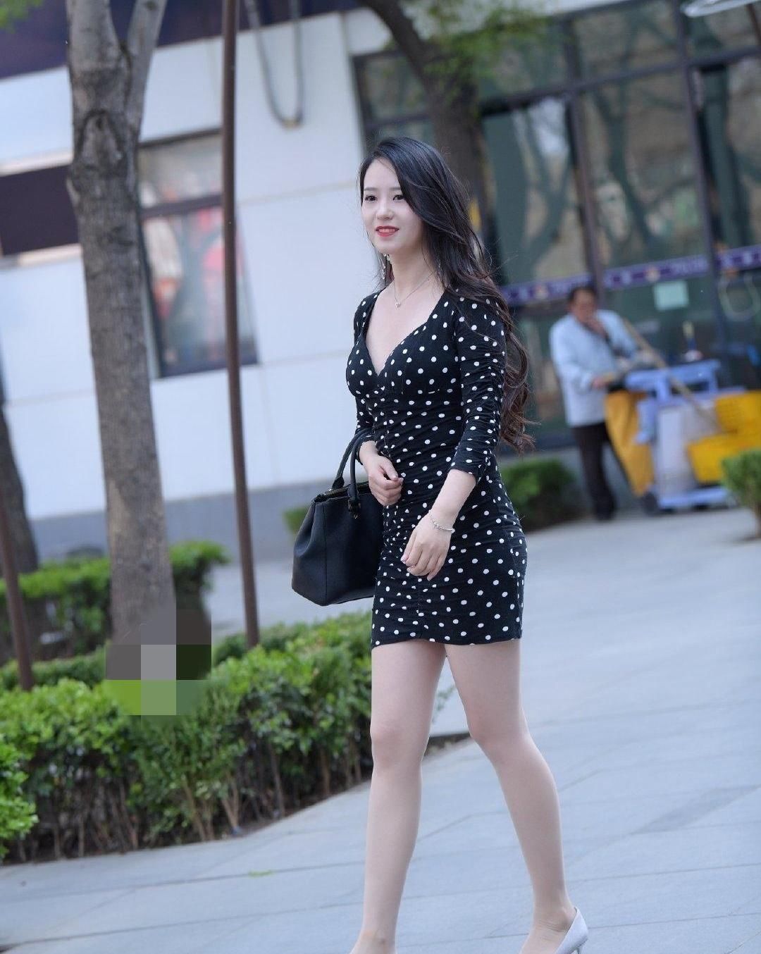 黑色波点包臀裙，时尚大气，简洁干练