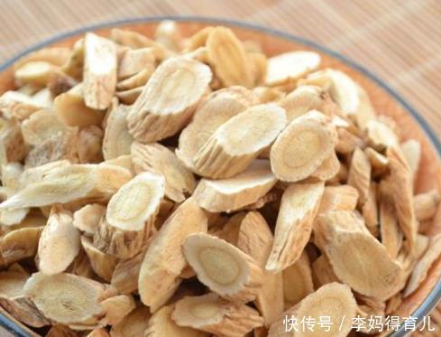 养生只能泡“枸杞”?不!三种食材泡水喝两次,能使你更加健康!