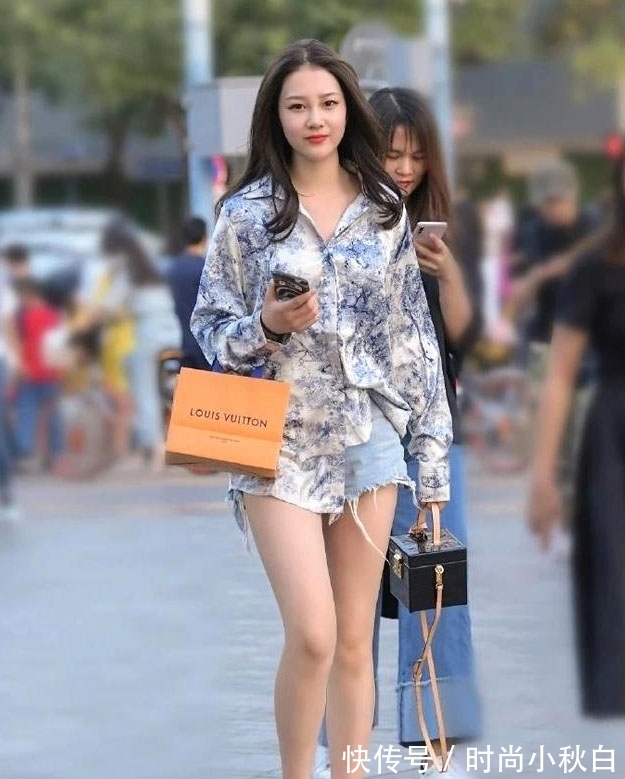 女孩|气质女孩的优雅穿搭,水墨印花衬衫搭配牛仔短裤,满满的国风韵味