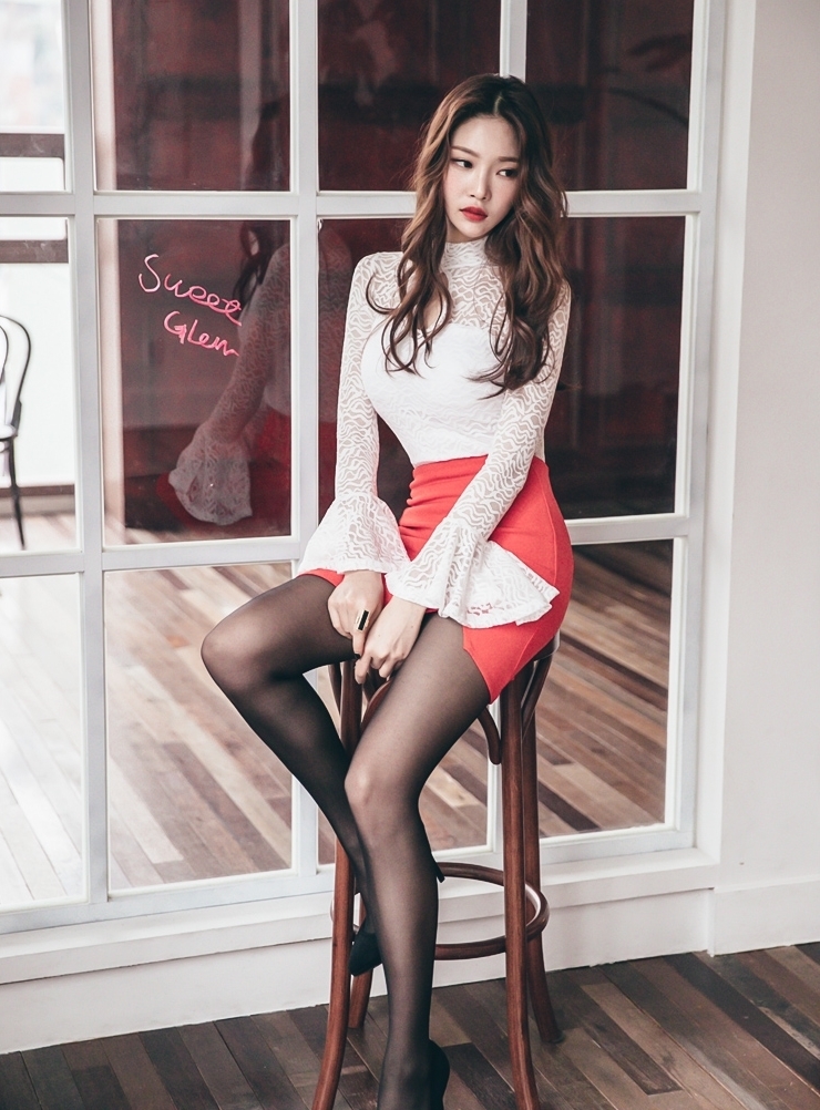 极致|红色包臀短裙搭配黑色丝袜,尽显极致性感