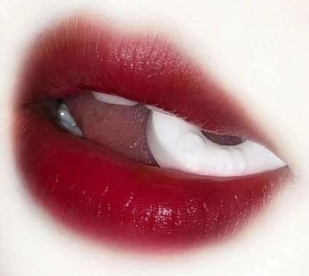 涂口红|女孩子“嘴唇”若有这3特征,笑起来会倾国倾城,中一个就是美人坯子