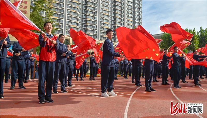 爱国情|河北石家庄：巨幅国旗传递 点燃爱国热情