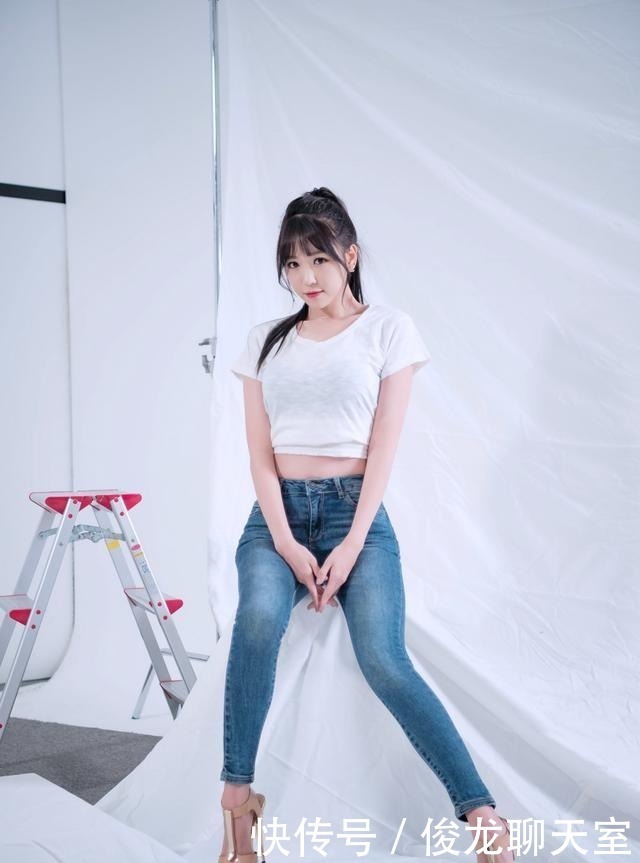 都是小蛮腰配牛仔裤,路人和模特感觉完全不一样