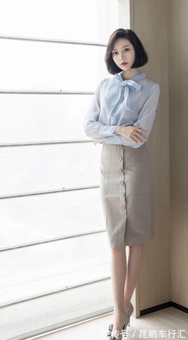 浅蓝色 潮流穿搭:浅蓝色的雪纺衬衫搭配米灰色的半身裙