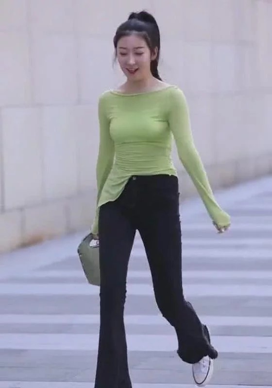 高跟鞋|身穿修身连衣裙,简约中透着沉稳优雅的气质,甜美气息就无人能挡