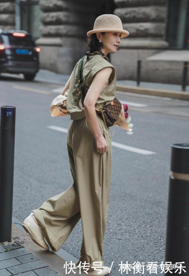 女人50岁以后,早秋少穿运动鞋,瞧三木妈妈这样穿,优雅显气质