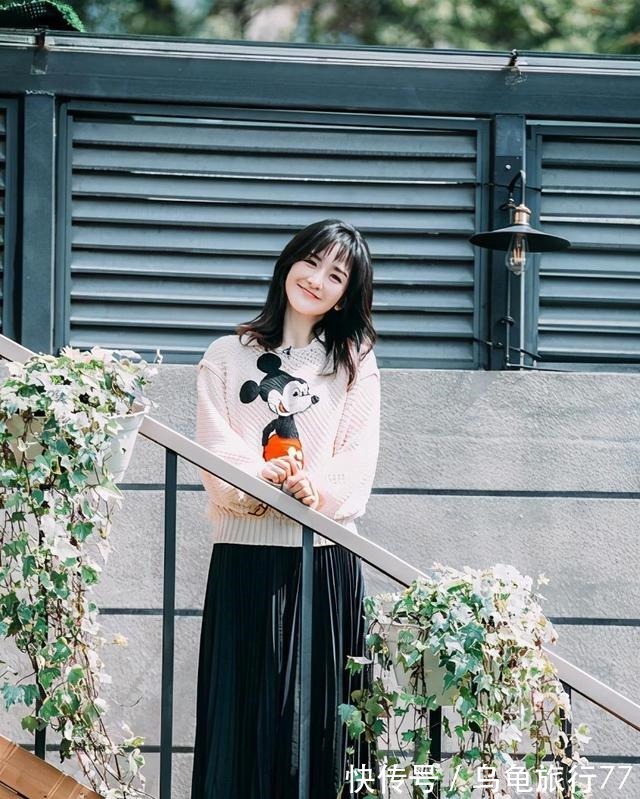 毛衫 毛衣下面别配裤子了,今年流行“毛衣+半身裙”,温柔有女人味!