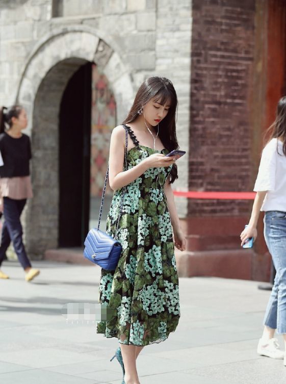 街拍:身形优美可爱的小姐姐,展现潮流的气息,彰显自信的活力美