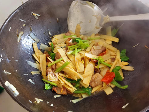 炒冬笋时,到底要不要焯水?牢记这“3点”,冬笋脆嫩入味不涩嘴