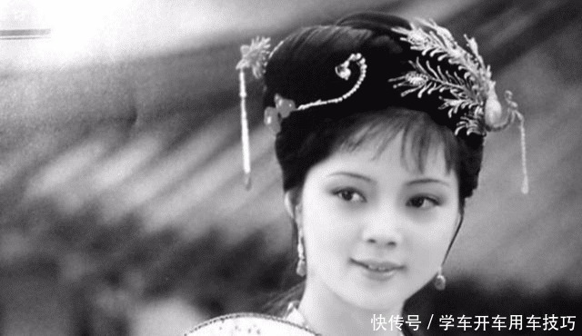 当宝钗得知要和宝玉结婚时,她为啥低着头流泪,而不说话呢