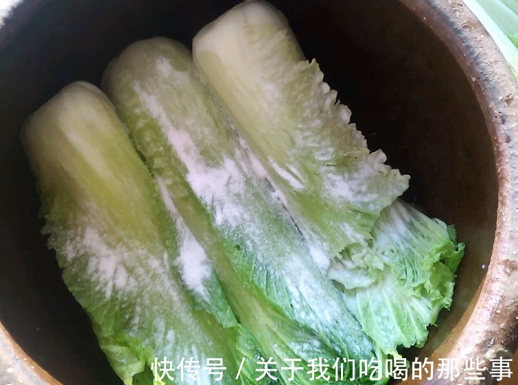 腌酸菜不能只加盐，教你3个技巧，酸菜又酸又脆又香，放1年没问题