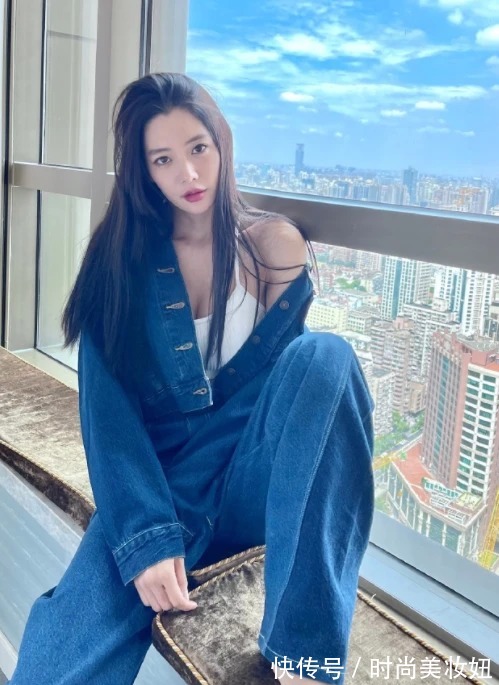 克拉拉|克拉拉凭实力“秀身材”,穿紧身连衣裙凹凸有致,这身材太完美