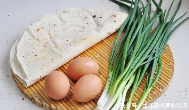 做老味沓馍,标配是春天的小葱,咬一口,外焦里软,喷喷香!