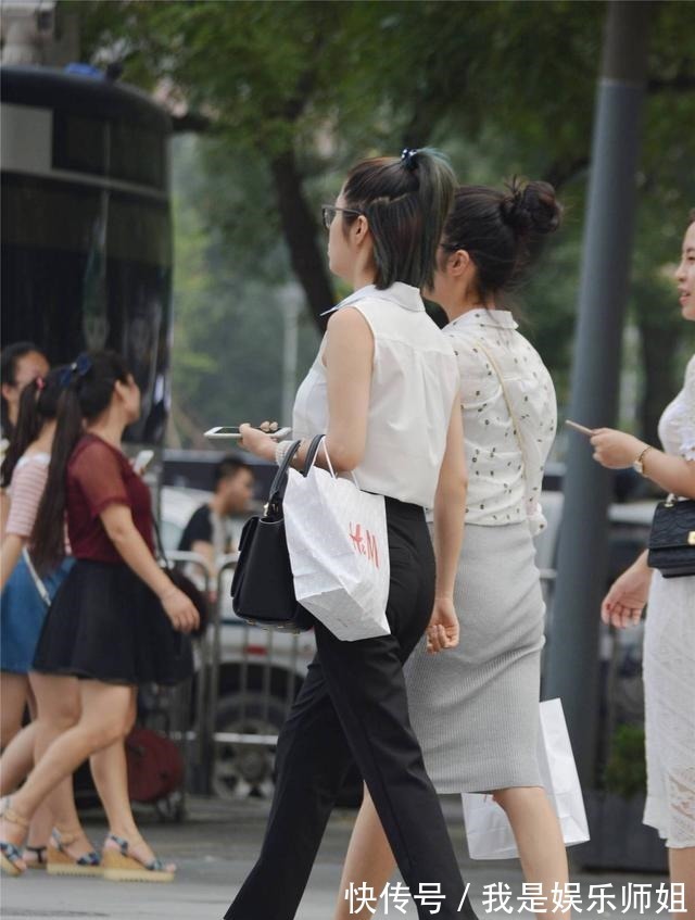 优雅 一字带细高跟,搭配九分直筒裤,展现出衬托出优雅大气!