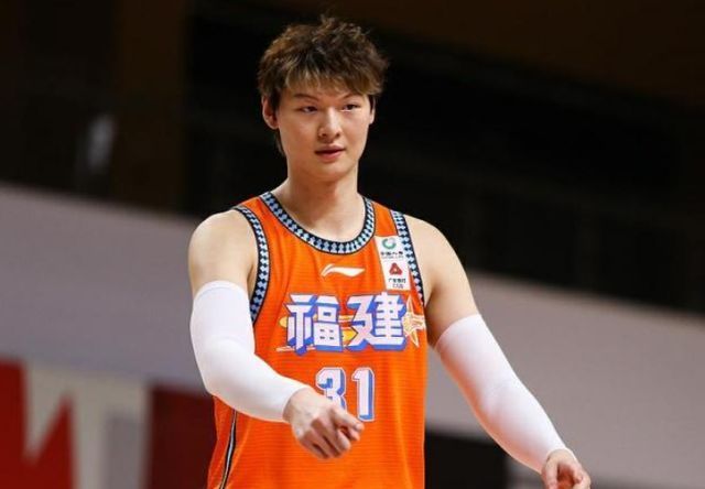 顶薪|CBA官宣！王哲林4年顶薪签上海，李春江迎最强帮手，强势阻击辽粤
