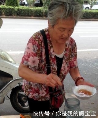 罕见|7旬老奶奶卖“罕见”小吃,生意火爆,月入过万连儿子都自愧不如