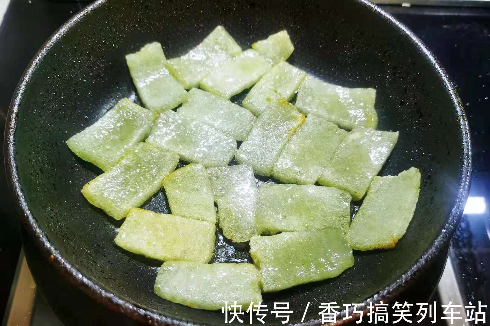 焖子|夏季，我常吃粉渣，买来不熬不蒸，上锅一煎一炒，香而不腻，解馋