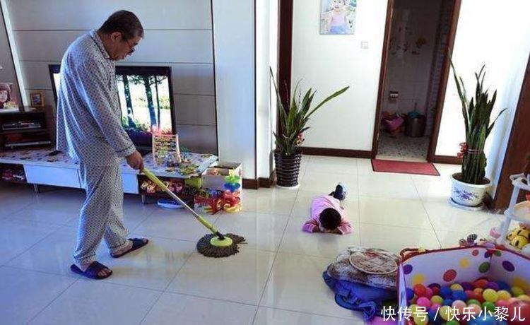 老祖宗|半岁玄孙和九旬太奶抢食，一个老祖宗一个小祖宗，家人：都惹不起