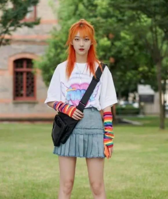 街拍:温婉可人的小美女,身穿双层连衣裙,清新靓丽好身材