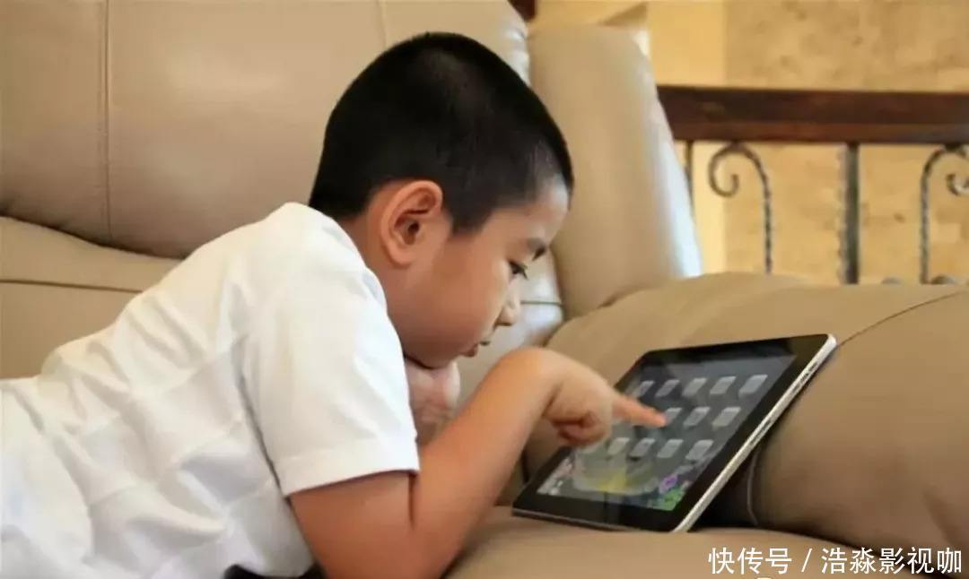 孩子再向你要手機玩時,你就這麼說,保准他不會再鬧了