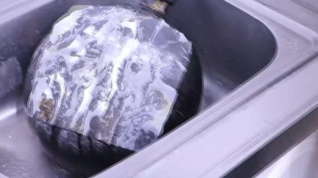 不锈钢锅底厚厚一层油污，用蛮劲小心锅底，还不如用几个巧方法