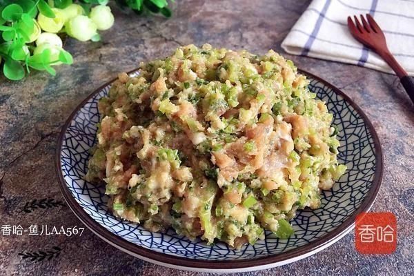 饺子|煮饺子时，万万不可热水下锅，一步错步步错，难怪饺子开裂又粘锅