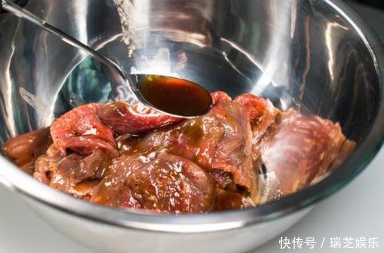 饭店大厨炒肉时，用到3个小技巧，炒出来的肉又香又嫩，很入味