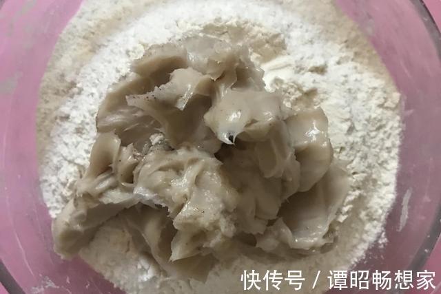 中式点心白皮酥做法,猪油和面静置半小时,成品香酥还不腻