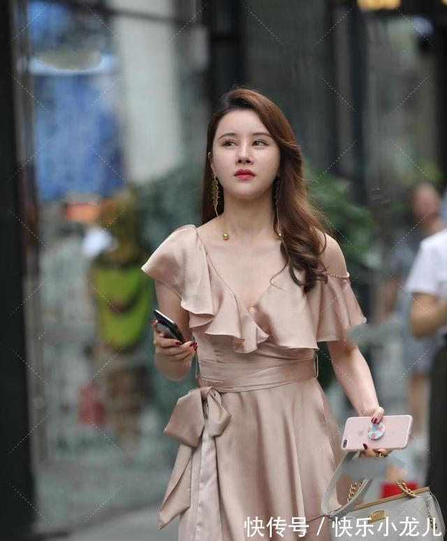 服装者 肤色大花边开肩连衣裙搭配金色链条包款,低调奢华有气质