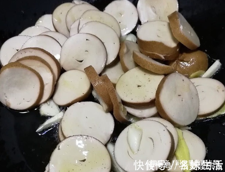 它是“血管清洁剂”，隔天炒一盘，血管不堵，皮肤细腻，小腹平坦