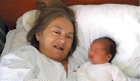 奶奶|小区遛娃,46岁妈妈遇到46岁奶奶,年龄相同差距却不止一点点