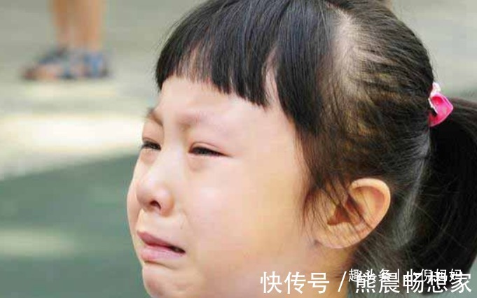 父母|未满1岁宝宝惨遭遗弃,在地上边爬边哭,父母成为罪魁祸首