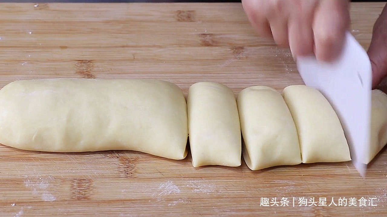 想吃面包不用出去买了，教你在家做，金黄酥脆会拉丝，柔软香甜