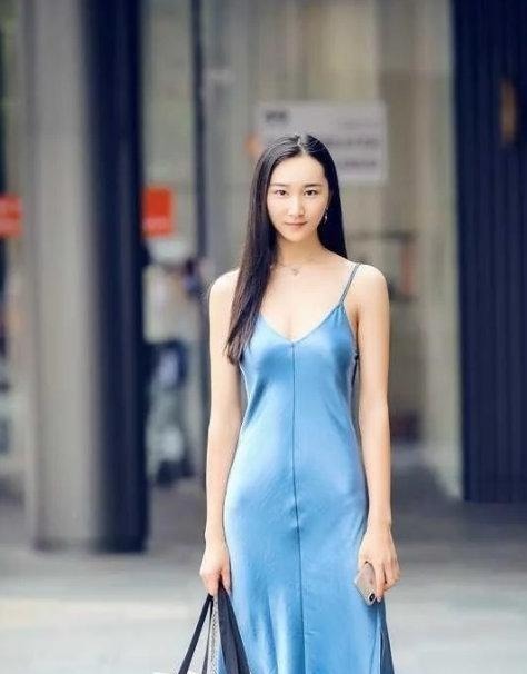 邻家女孩 邻家女孩婴儿肥身材,穿搭前卫牛仔裤,时尚大气又清新