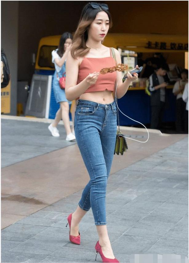 粉红色小吊带搭配九分紧身牛仔裤,时尚大气,彰显身材