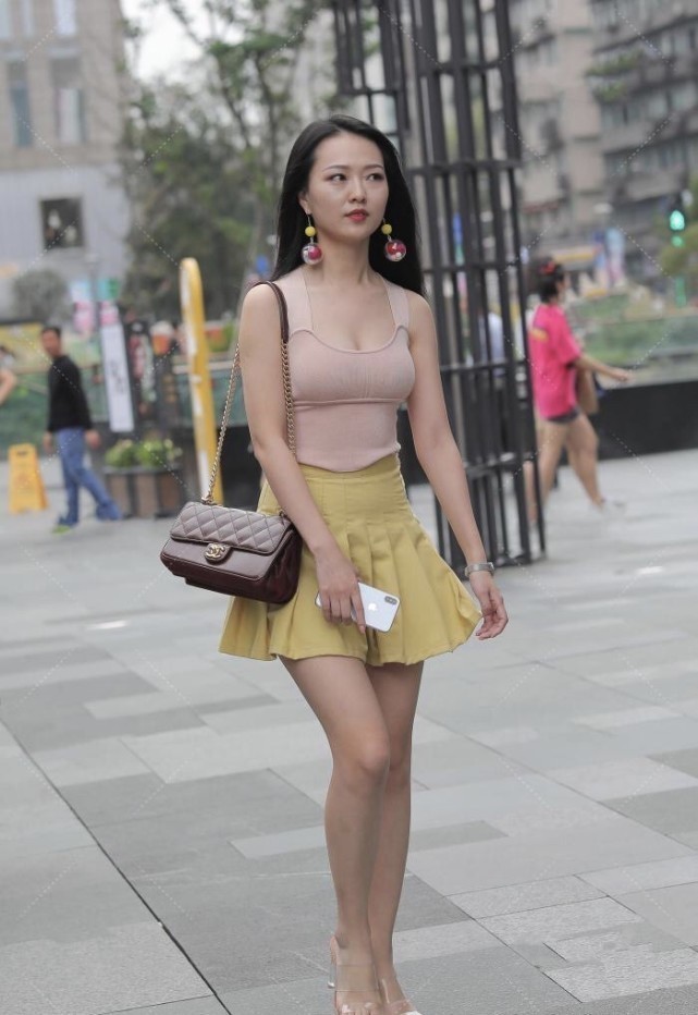 时尚达人 粉色紧身上衣搭配百褶裙活力满满,透明高跟鞋轻松打造少女气质