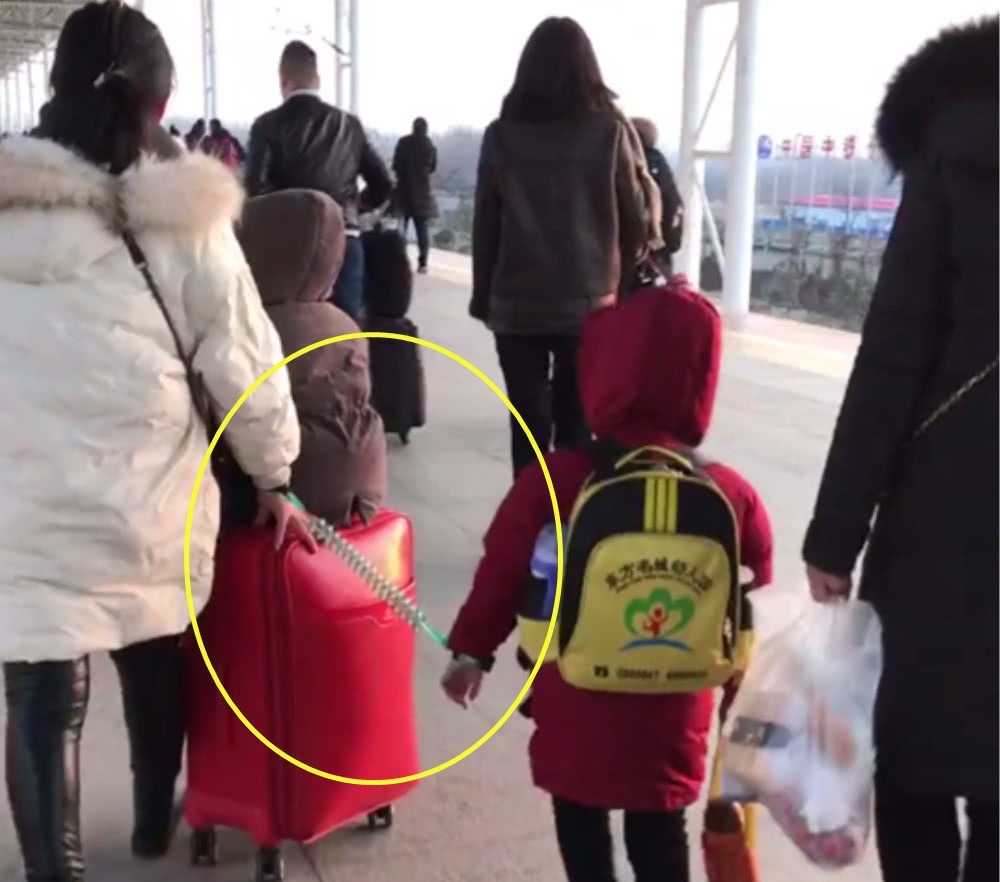 独自一人|妈妈独自带两个孩子出门,只好如此,接下来的画面让人眼圈发红