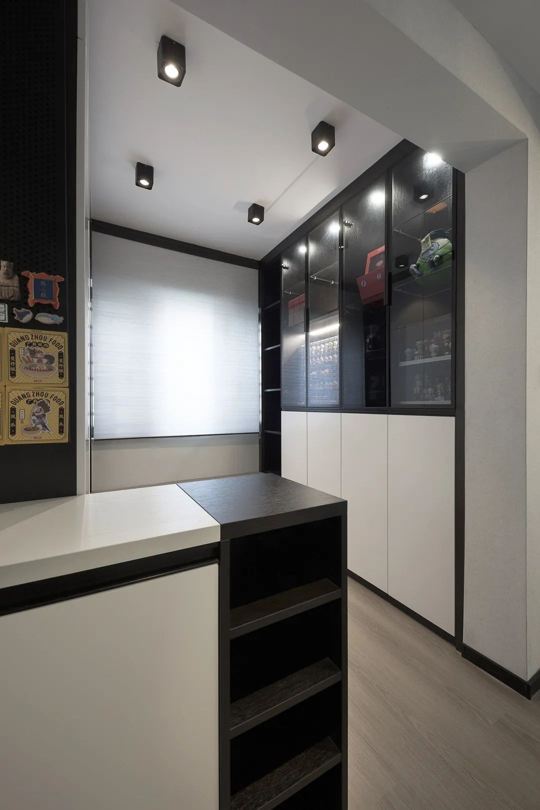 布置|125㎡现代黑白灰+木质感,简雅舒适无主灯,品质生活好自然