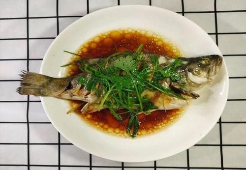  适合|清蒸鱼这样做，不放盐不放料酒还不腥，适合家常制作，健康美味
