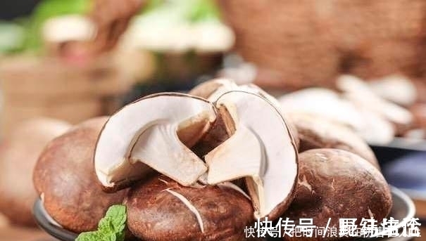 洗净|洗净香菇时，不要只用清水，厨师给你一水，让脏东西容易洗掉