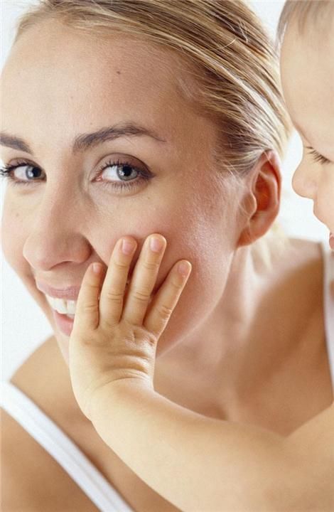 小手|宝宝有种“示爱”叫磨人，挺讨厌的但却是真爱，宝妈可别暴力制止