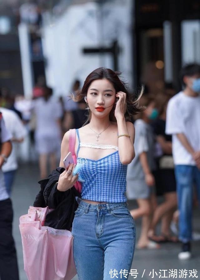 牛仔裤 蓝色吊带上衣搭配蓝色牛仔裤，时尚短发小姐姐简约穿搭风格太美了！