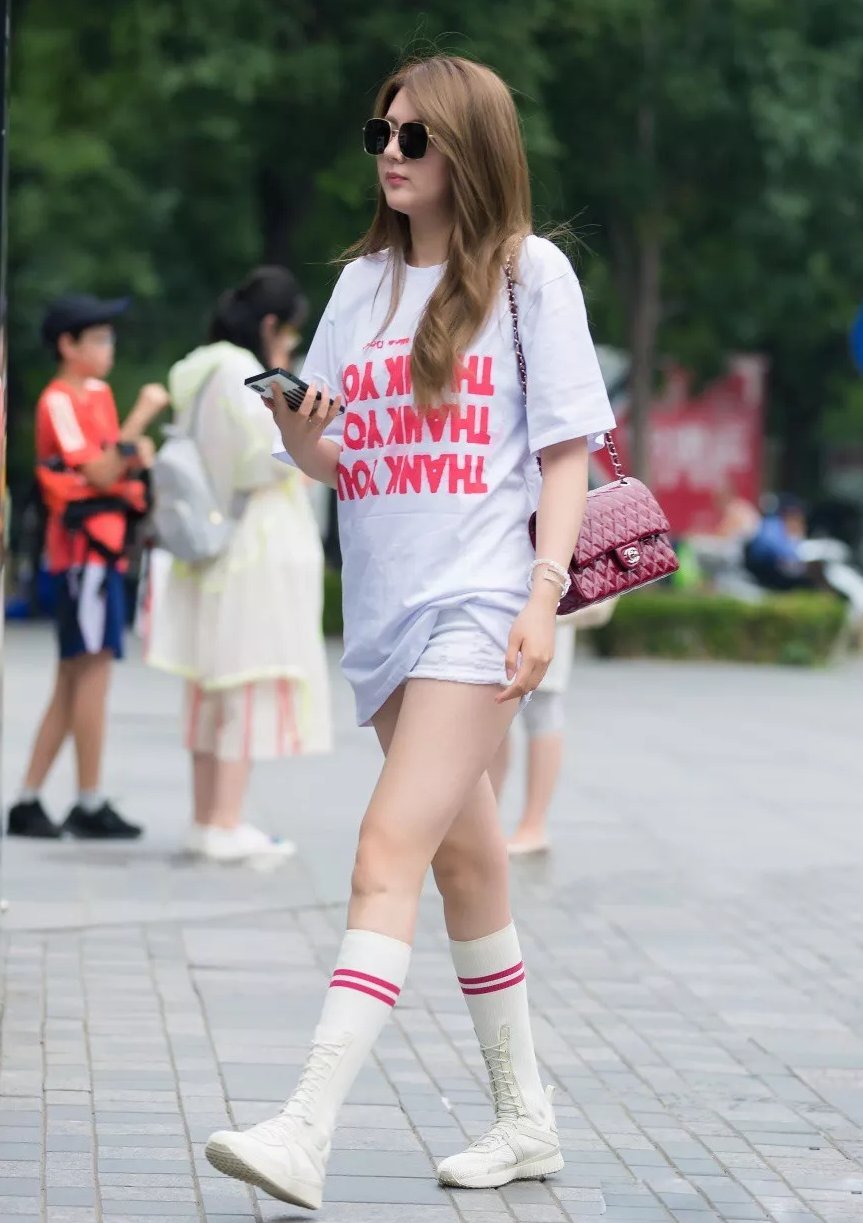 优雅粉色连衣裙+裸色凉鞋,甜美到不行