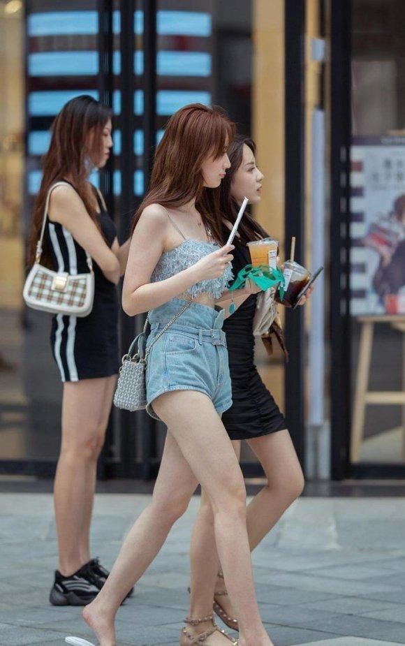 夏季穿搭少不了短裤的搭配,清爽靓丽又显腿长,穿出高挑的气势