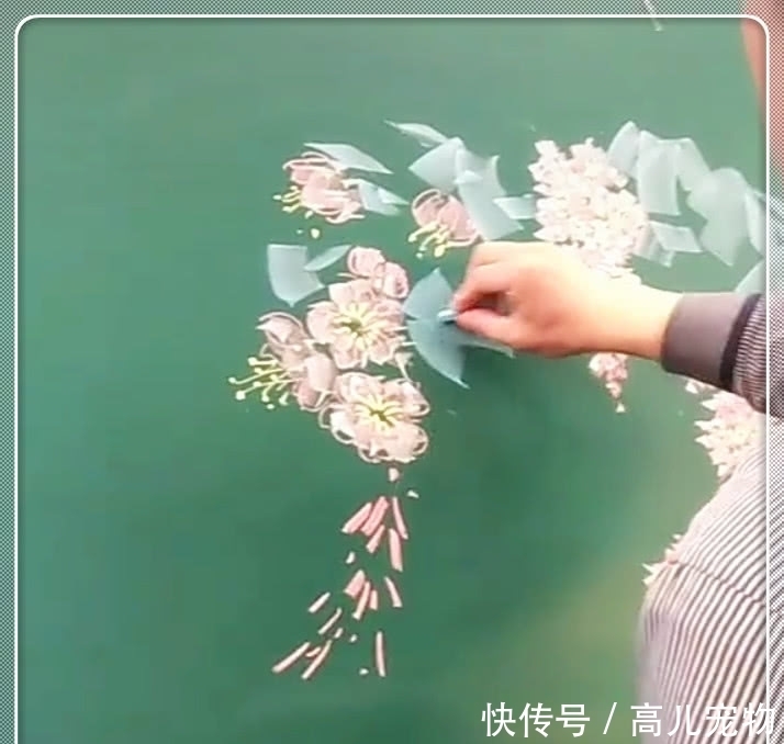 美术老师用粉笔画“桃花林”，美到睁不开眼，网友：我家墙还空着