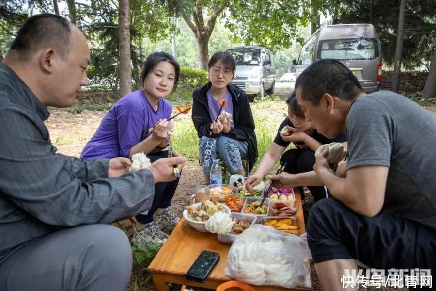 陆金星|这届高考家长太拼了！第一张图就让网友喊“我服”！哈哈哈哈哈哈哈