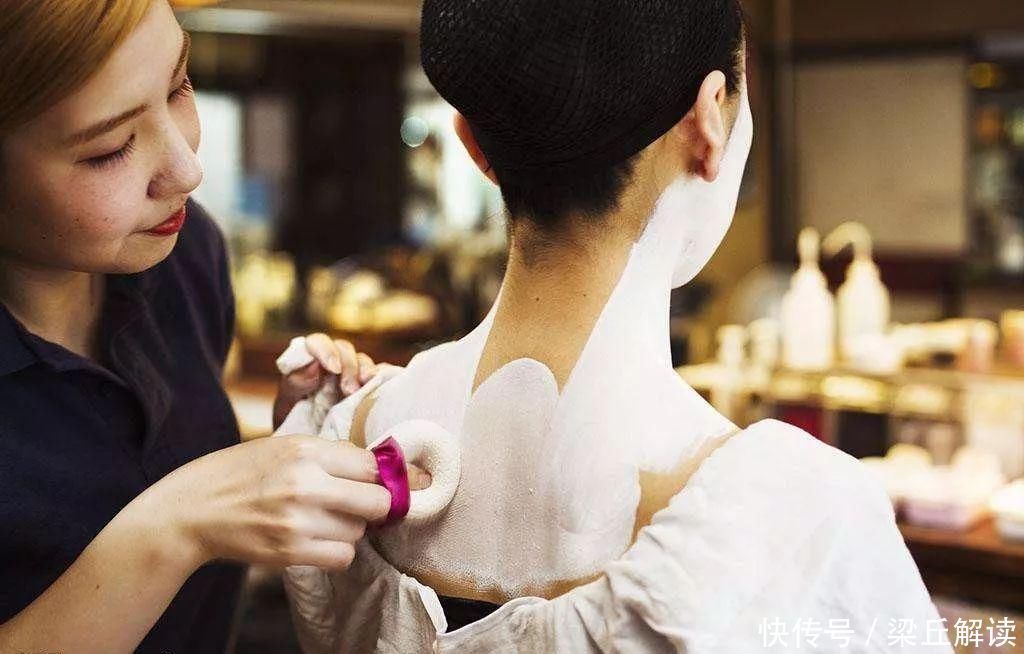 牙齿染黑,眉毛剃掉,脸涂得煞白,为何古代日本女子流行扮丑妆容