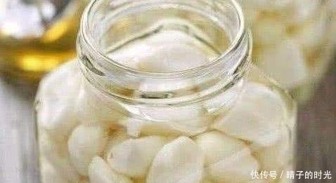 白酒泡大蒜,功效作用大,常吃对身体好,建议收藏